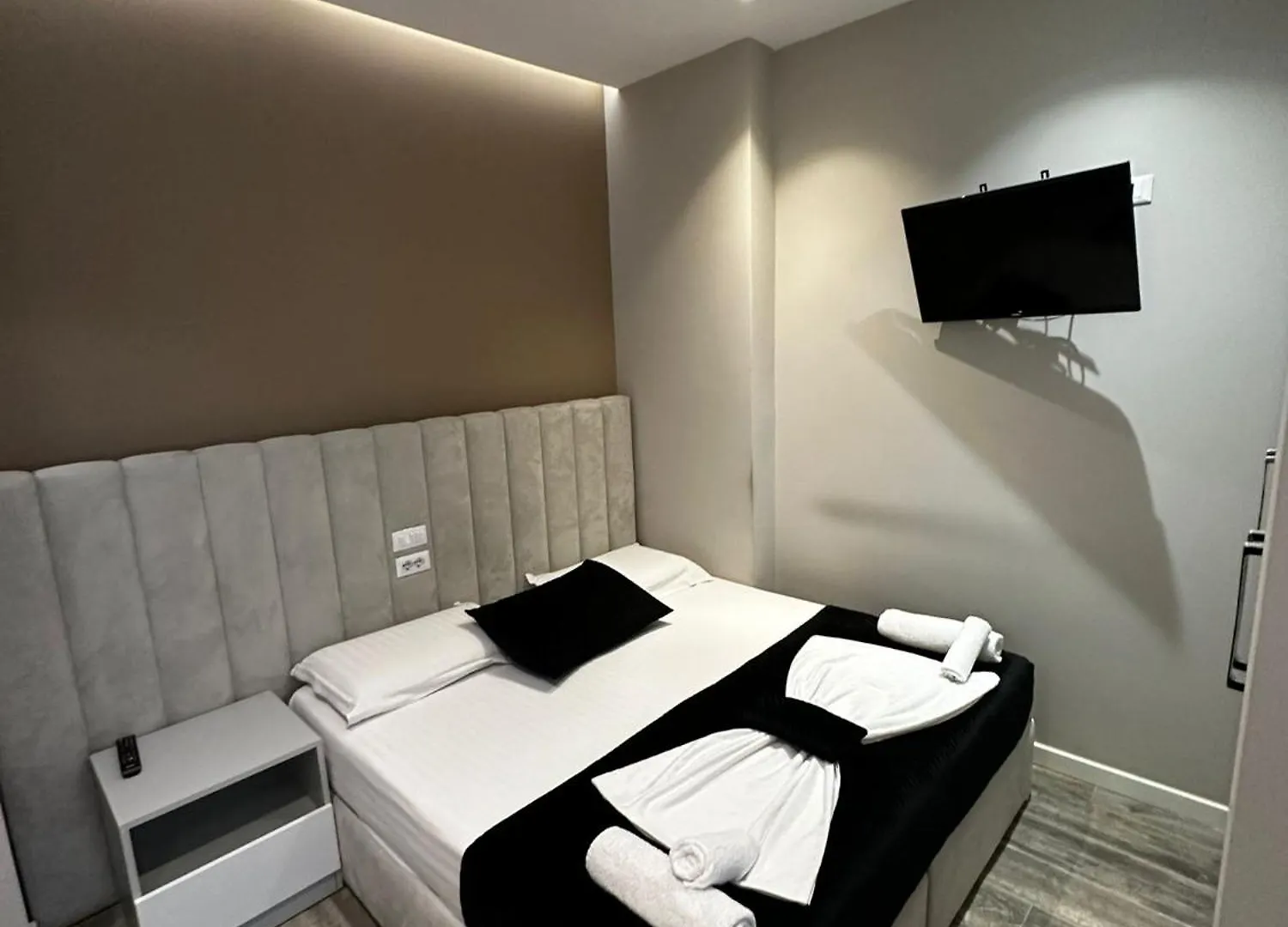 Deluxe Apartment contacts